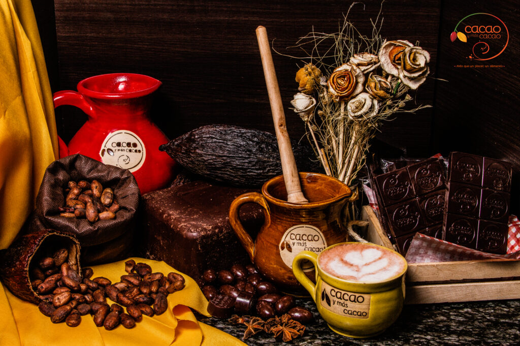 Jarra y taza de Cacao y Mas Cacao con mazorca y barras de chocolate