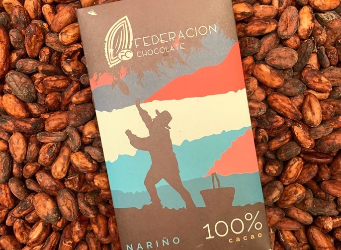 Interior de Federación Chocolate en el Parque 93 de Bogotá con mural de cacao