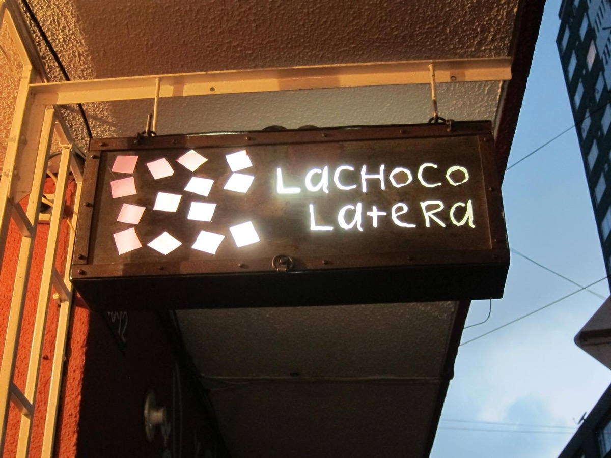 Aviso iluminado de Lachoco Latera Chocolatería en La Macarena