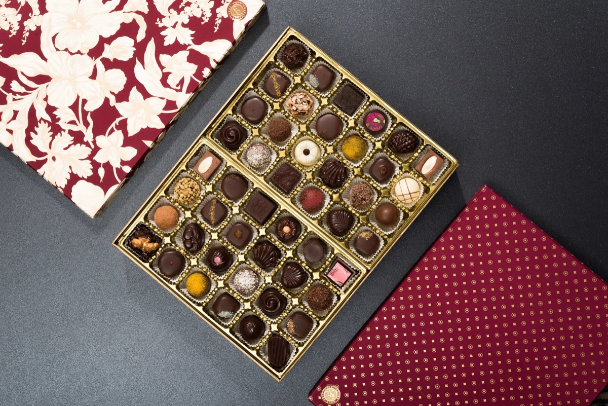 Caja de regalo abierta con bombones artesanales surtidos de Luisa Brun Chocolates