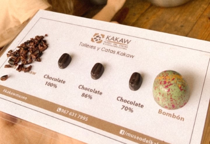 Tabla de cata de Taller Kakaw con nibs de cacao y trufas de chocolate